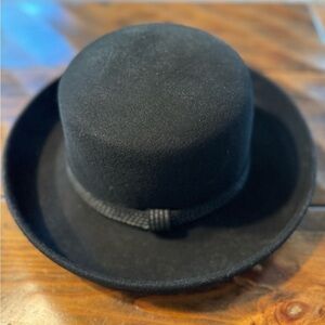August wool hat black with rolled rim. Black